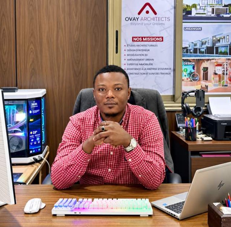 Aldric YAVO, fondateur d’OVAY ARCHITECTS, à son bureau
